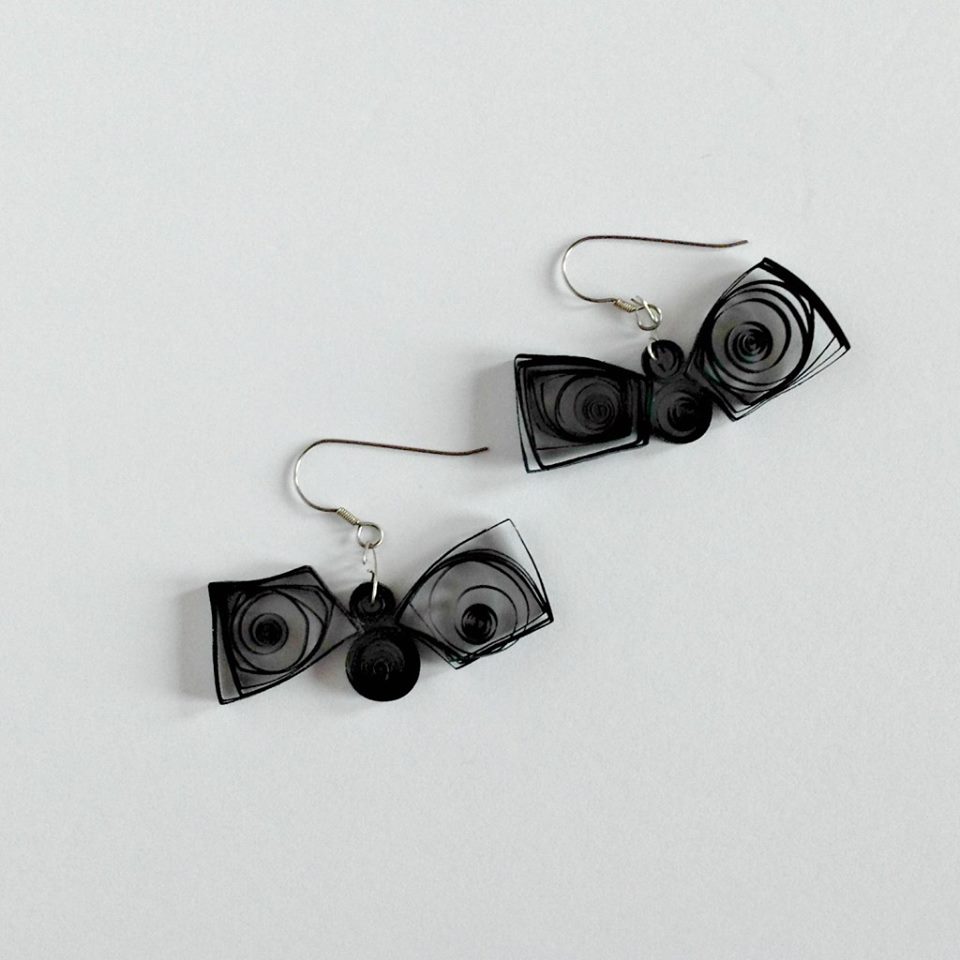 Check out these Black Bat Paper Quilled Earrings, Day 5 of the #12DaysOf Hallowe'en Crafts and Recipes @ GagenGirls.com