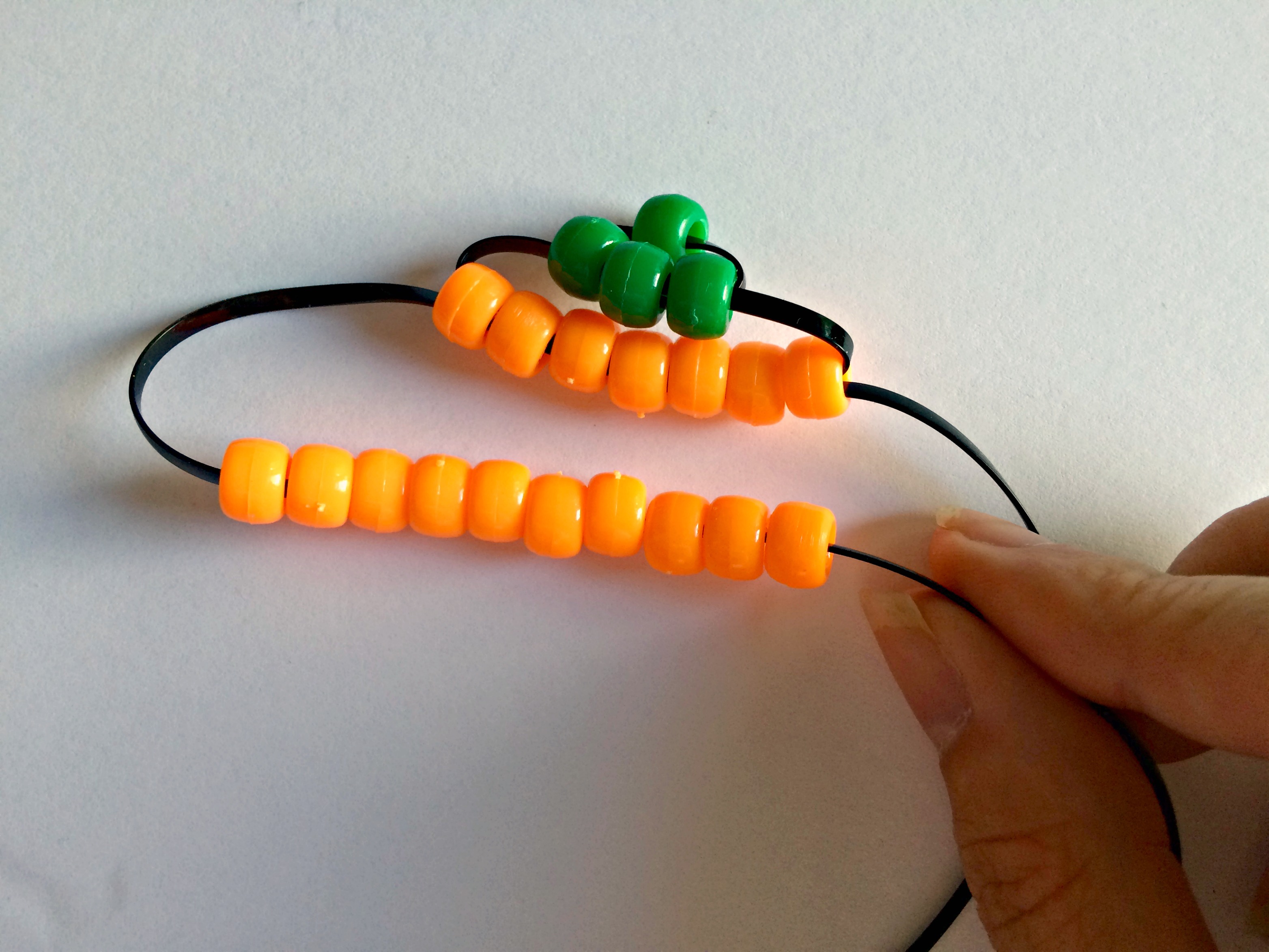 Learn how to make this Jack O'Lantern pony bead beadie buddie for Hallowe'en @ GagenGirls.com