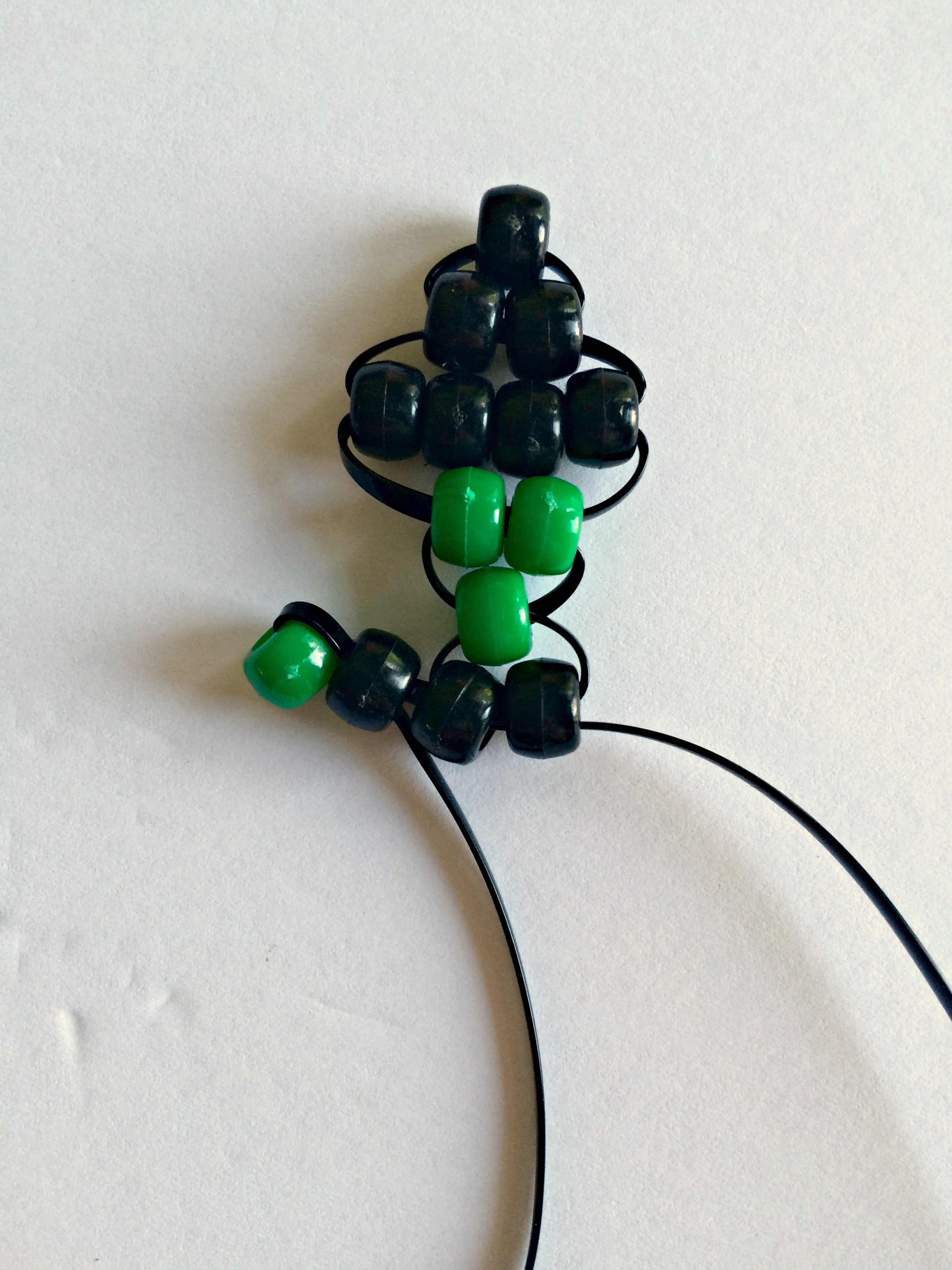 Learn how to make this witch pony bead beadie buddie for Hallowe'en @ GagenGirls.com